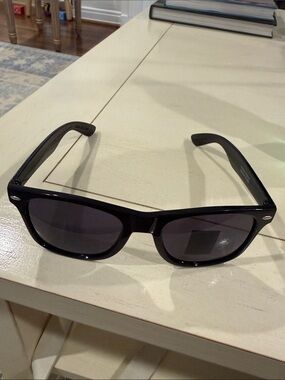 NWT! Classic Black Sunglasses 🕶️